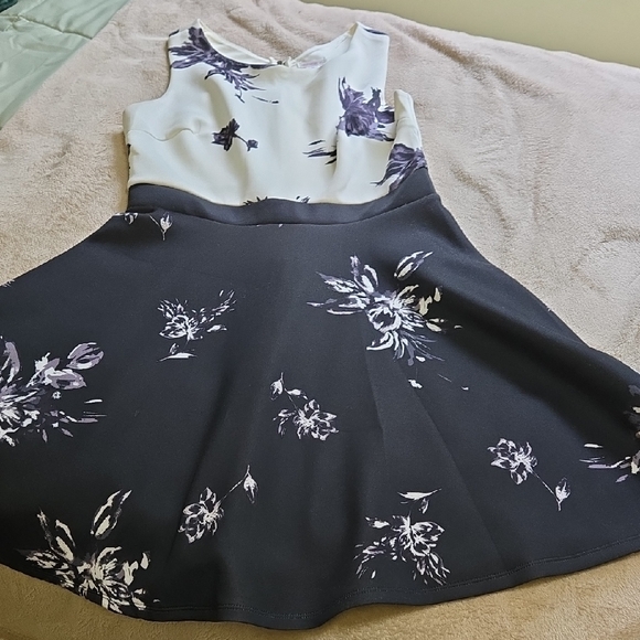 Xhilaration Monochrome Floral Dress - Picture 4 of 6